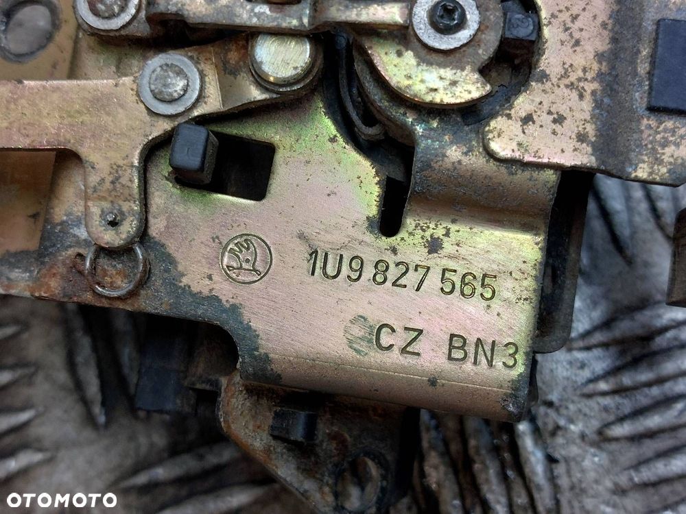 BLENDA KLAPY BAGAŻNIKA + KLAMKA ZAMEK SKODA OCTAVIA I KOMBI 1U9827565A - 4