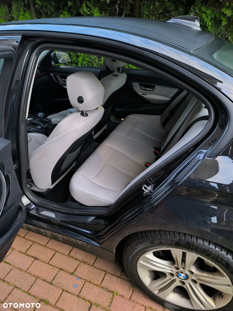 BMW Seria 3 320i - 5