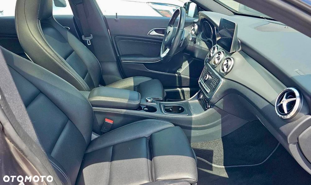Mercedes-Benz CLA 250 4Matic 7G-DCT AMG Line - 13