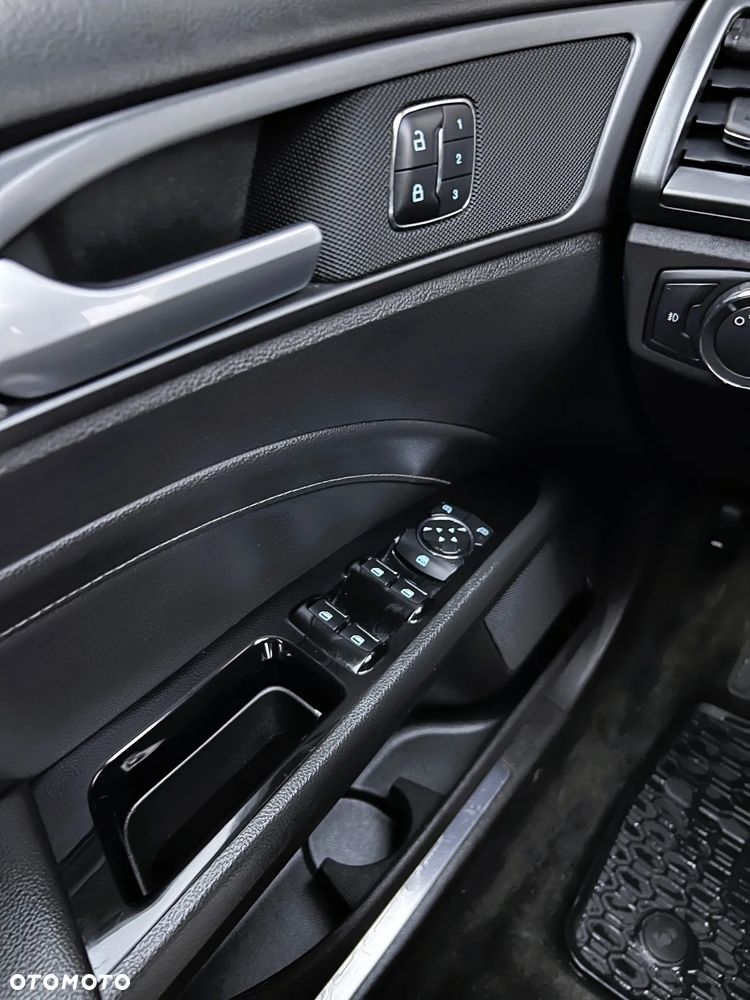 Ford Fusion 2.0 EcoBoost Titanium - 26