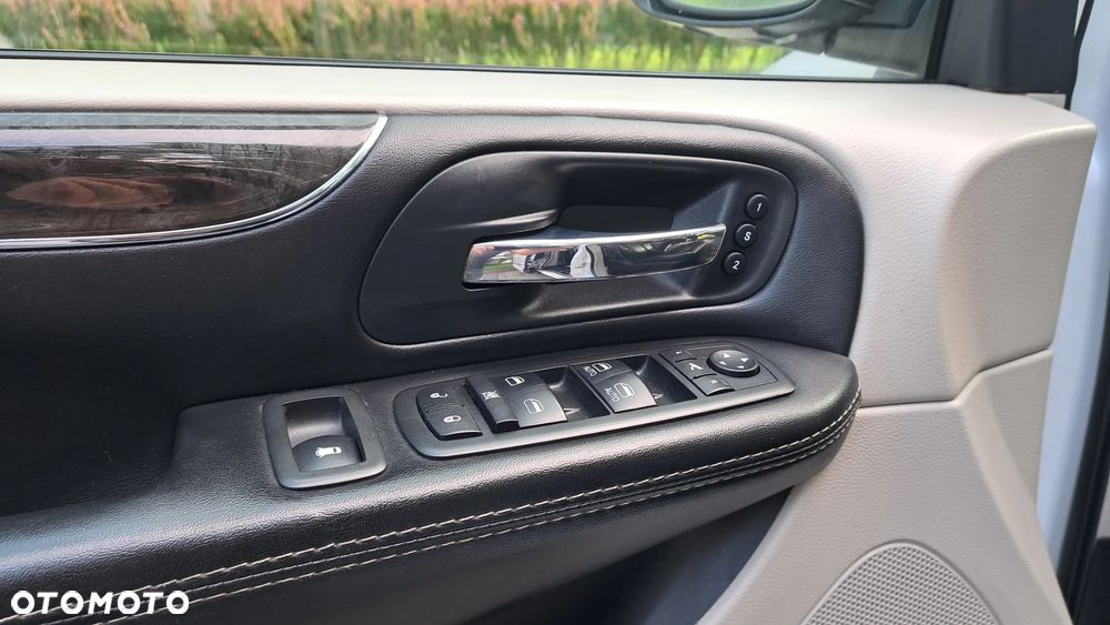 Chrysler Town & Country 3.6 Limited - 19
