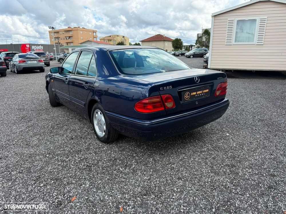 Mercedes-Benz E 220 D Classic - 3