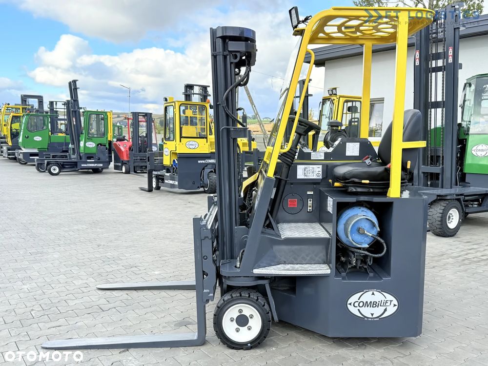 Combilift WÓZEK CZTEROKIERUNKOWY - WIELOKIERUNKOWY / C3000CB / GAS / TRIPLEX 4900MM / WOLNY SKOK / POZYCJONER WIDEŁ / PRZESUW WIDEŁ / STAN IDEALNY / Szeroka oferta wózków czterokierunkowych i bocznych, dopasowanych do różnorodnych potrzeb i zastosowań - 3