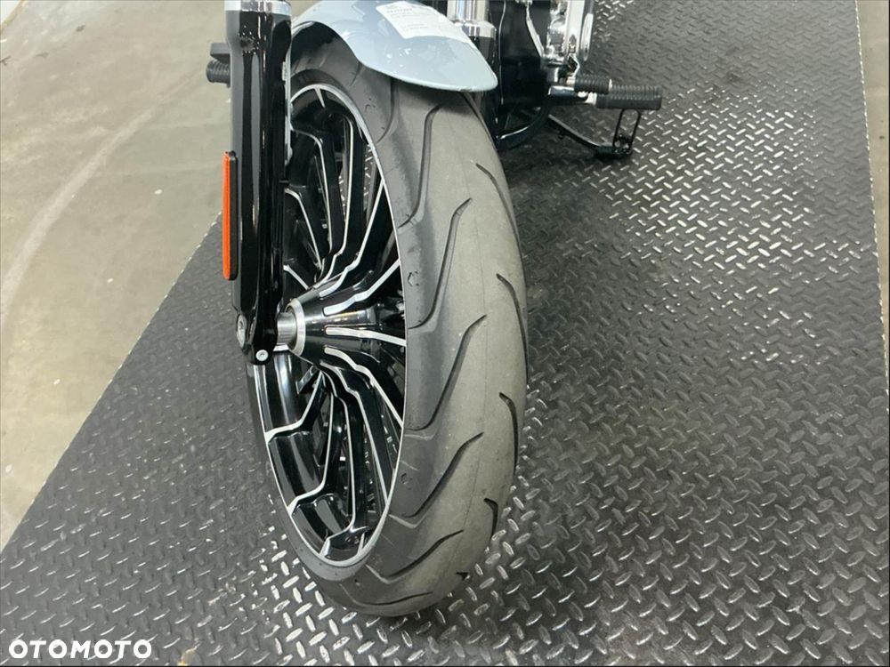 Harley-Davidson Softail Breakout - 12