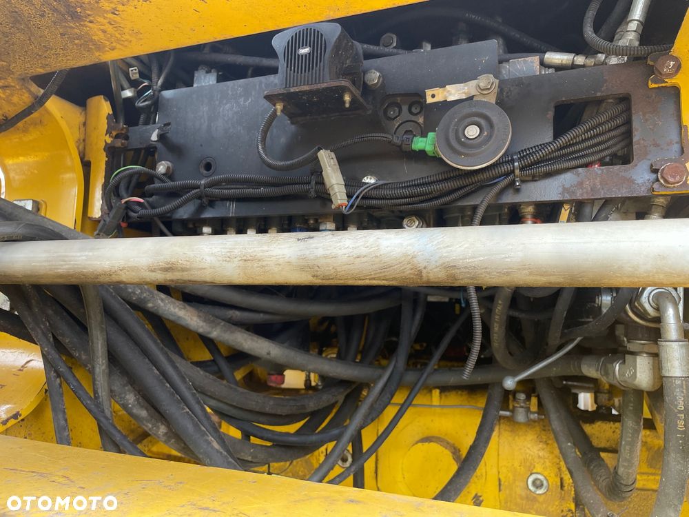 Komatsu WB97S-5E0 - 11