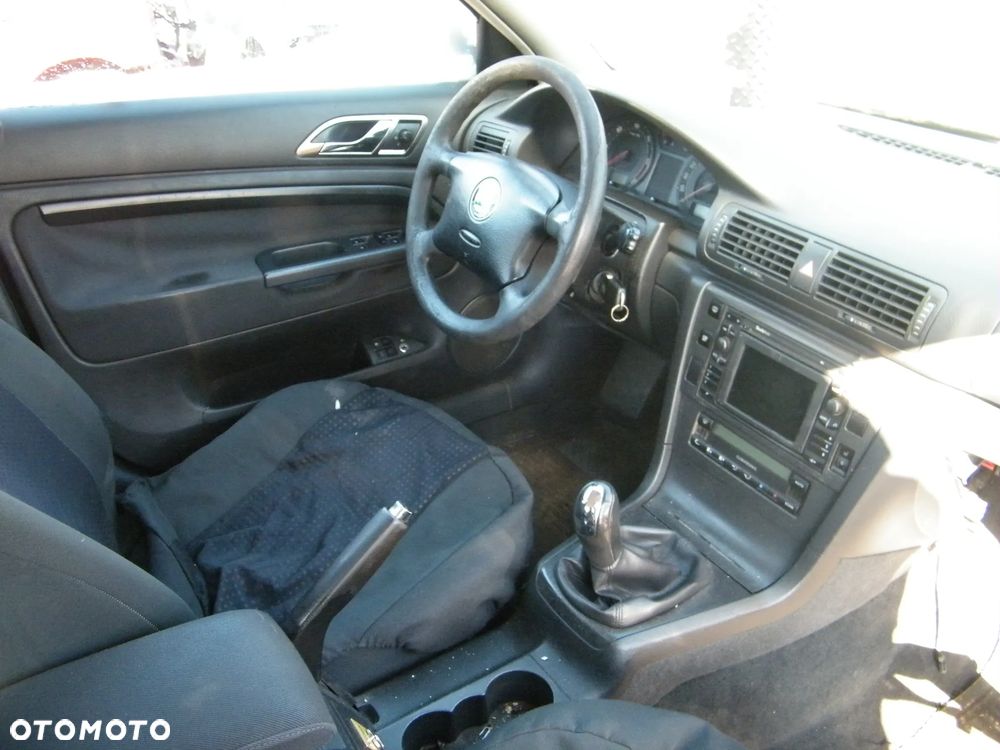 Skoda Superb I (02-05r.) 1.9 TDI 100KM. Silnik AVB Skrzynia EEN lakier LF7R. Cały na części. GWARANCJA !!!  Przód Tył Zestaw Komplet Drzwi Klapa Zderzak Błotnik Maska Grill Atrapa Szyba Pas Lampa Lusterko Boczki Fotel Kanapa Kokpit Deska Rozdzielcza Przełącznik Włącznik Sterownik Przewody Wiązka Instalacja Moduł Komputer Czujnik Listwa Pompa Alternator Wtryski Głowica Rozrusznik Kompresor Sprzęgło Dwumas Silnik Skrzynia ABS Klimatyzacji Paliwa Wspomagania Kolektor Turbina Przepustnica Zawór Chłodnica Koło Hak Belka Sanki Zawieszenie Mcpherson Półoś Amortyzator Wydech Tłumik Zacisk Most - 11