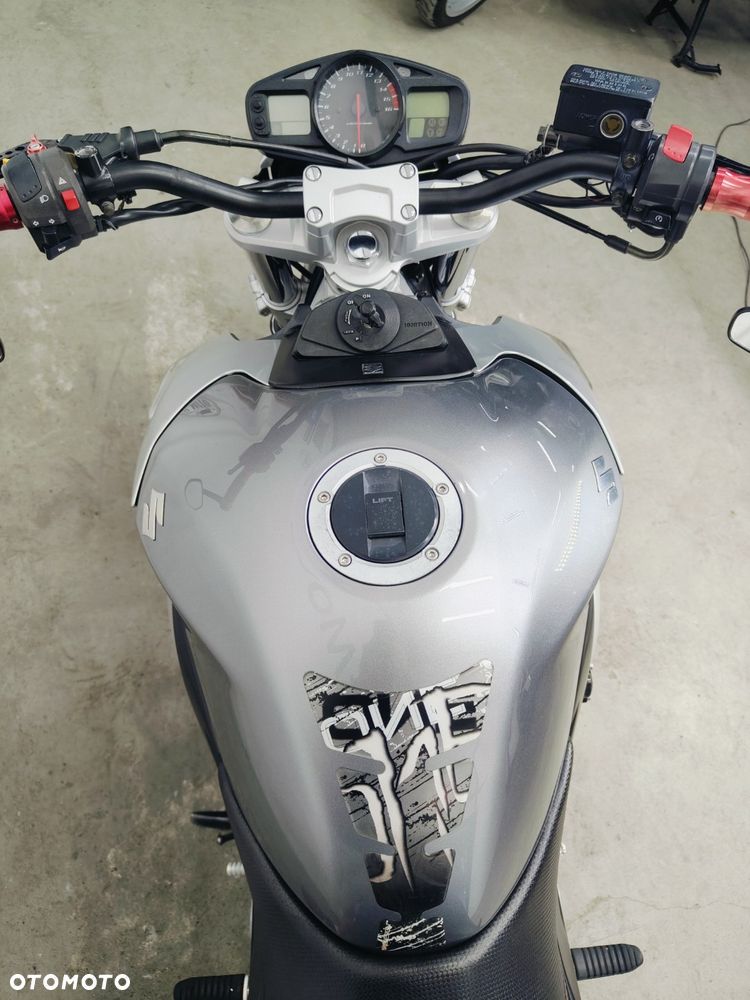 Suzuki GSR - 12