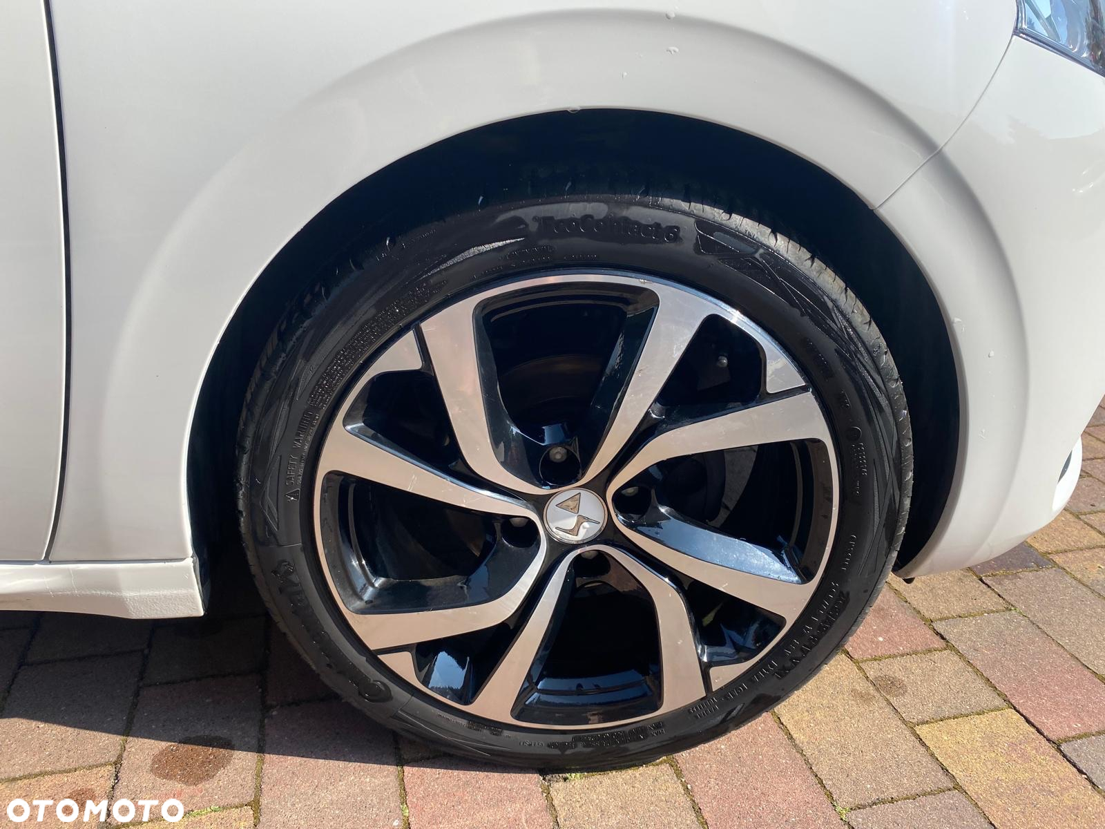 Peugeot 208 - 5