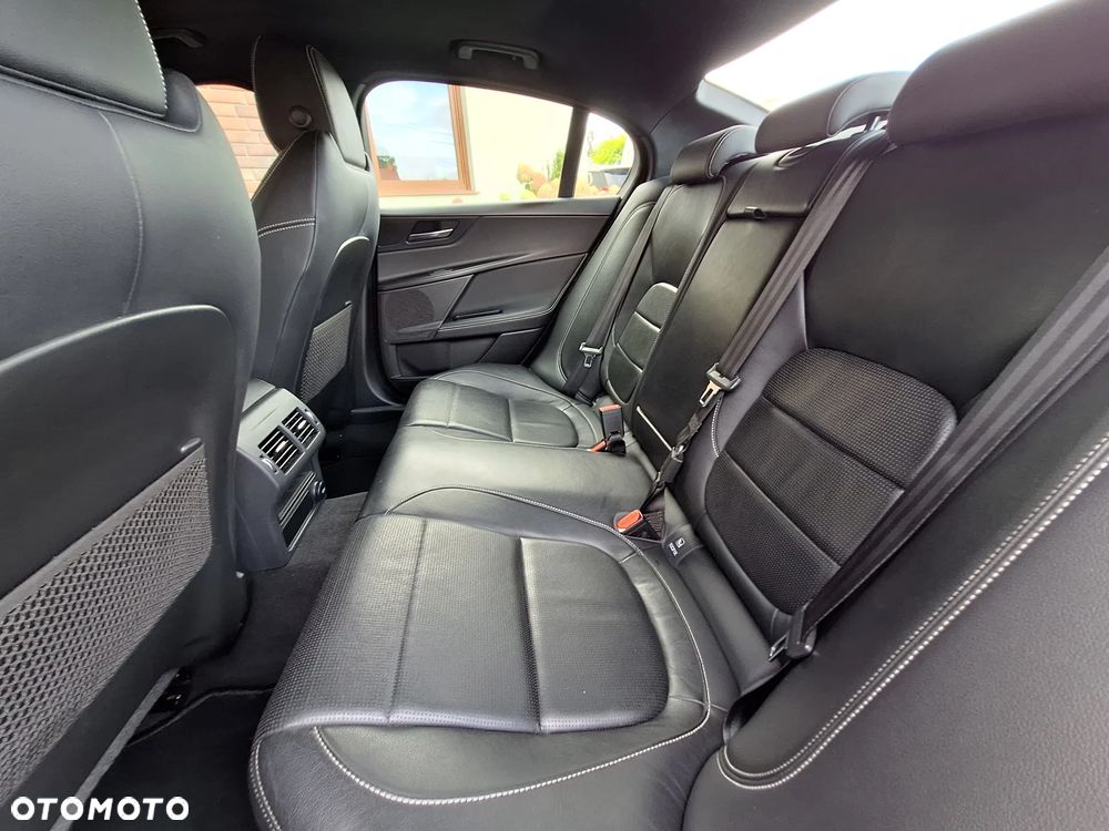 Jaguar XE 20d R-Sport - 21