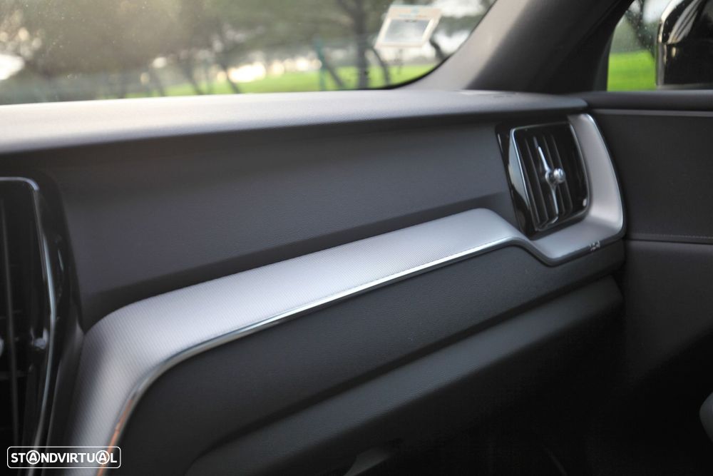 Volvo XC 60 2.0 T8 PHEV R-Design AWD - 46