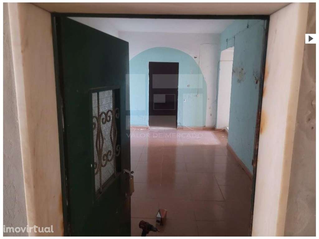 Apartamento T1, situado no rés-do-chão de um edifício de três pisos... - Grande imagem: 2/12