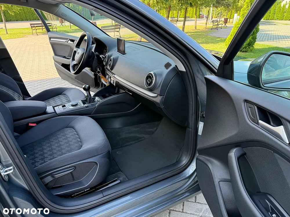 Audi A3 Sportback 1.6 TDI S line Sportpaket - 17
