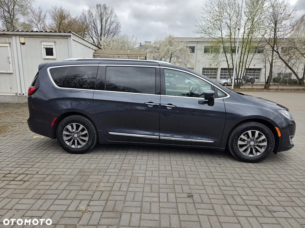 Chrysler Pacifica - 8