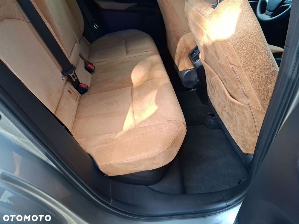 Lexus UX 300h Business - 23