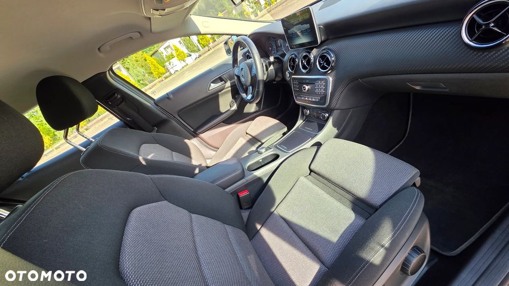 Mercedes-Benz GLA 200 7G-DCT - 24