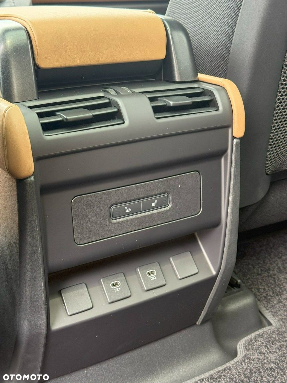 Land Rover Defender - 22