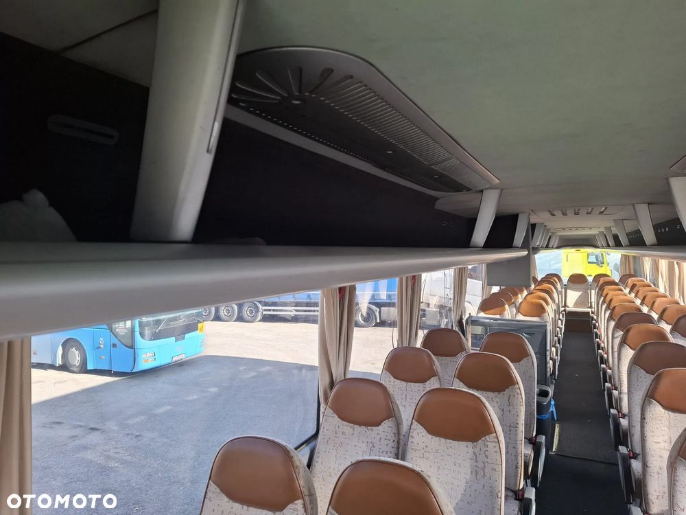 MAN LION'S COACH - 35