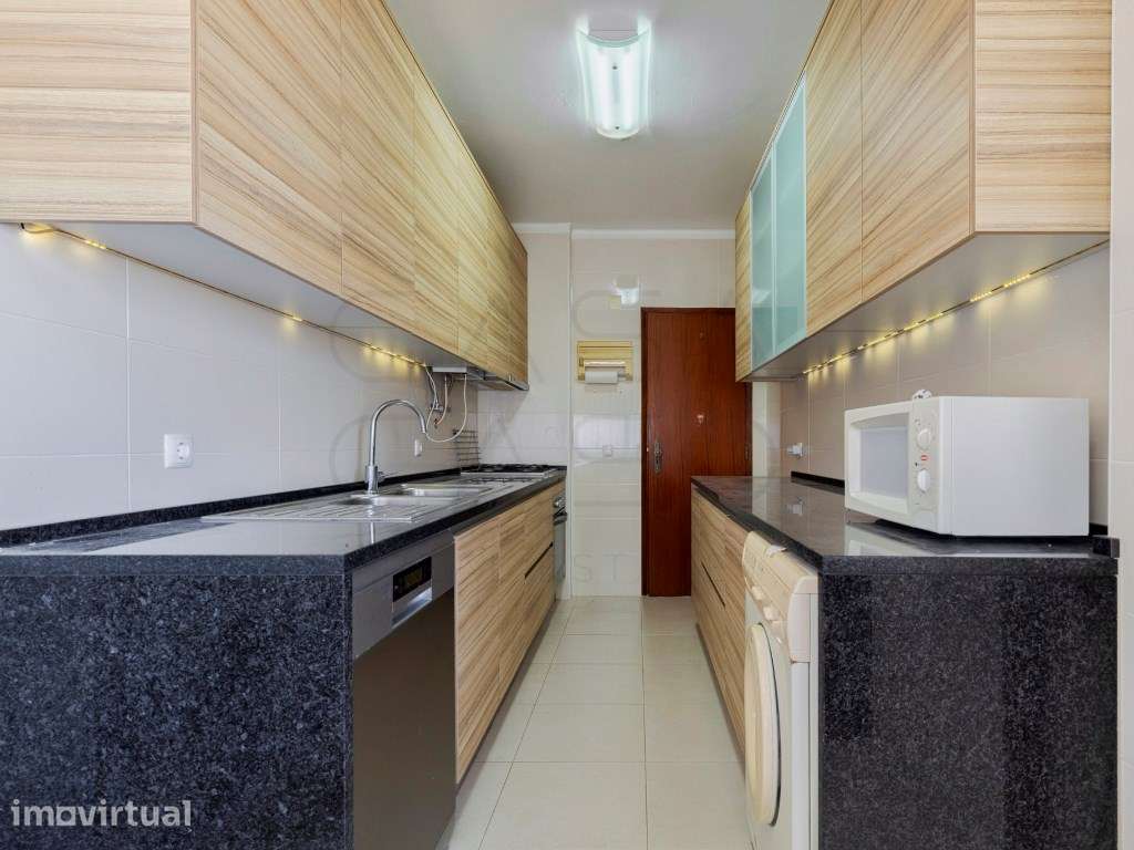 Apartamento T3 na Quintinha, Castelo - Sesimbra | Cozinha remodelada - Grande imagem: 3/25