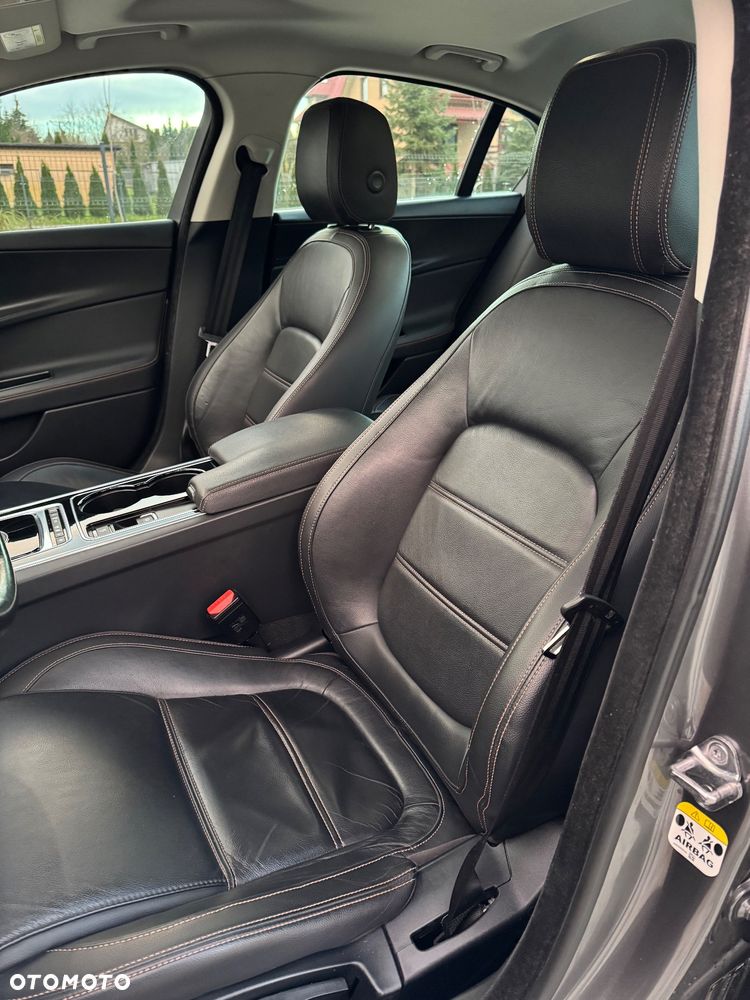 Jaguar XE 20d AWD Prestige - 14