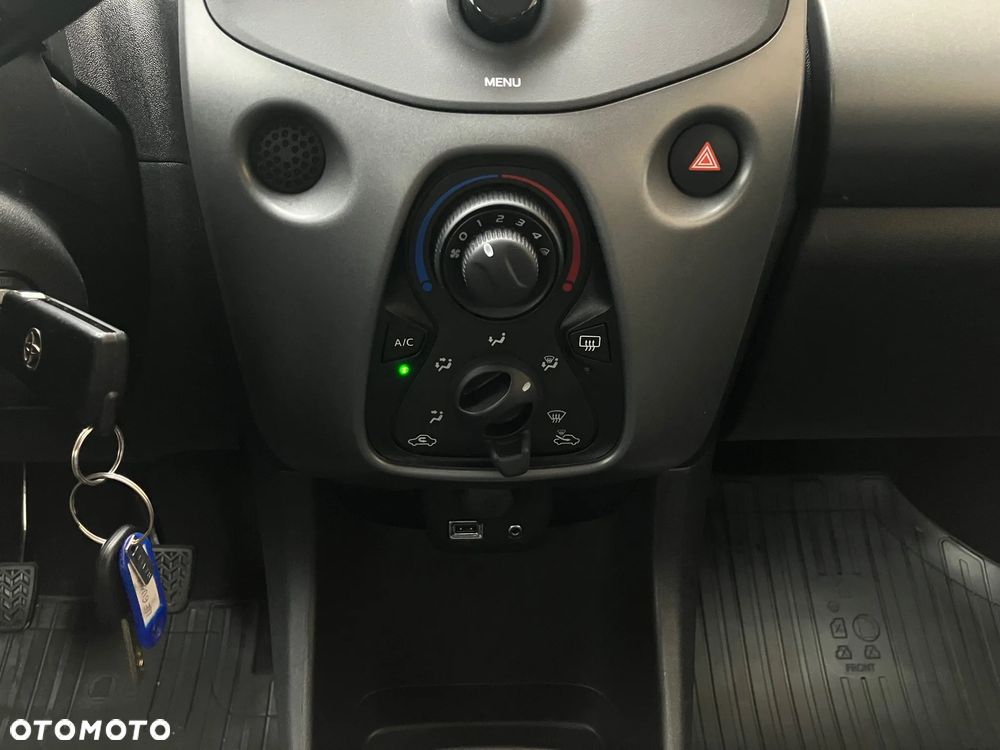 Toyota Aygo x-play - 25