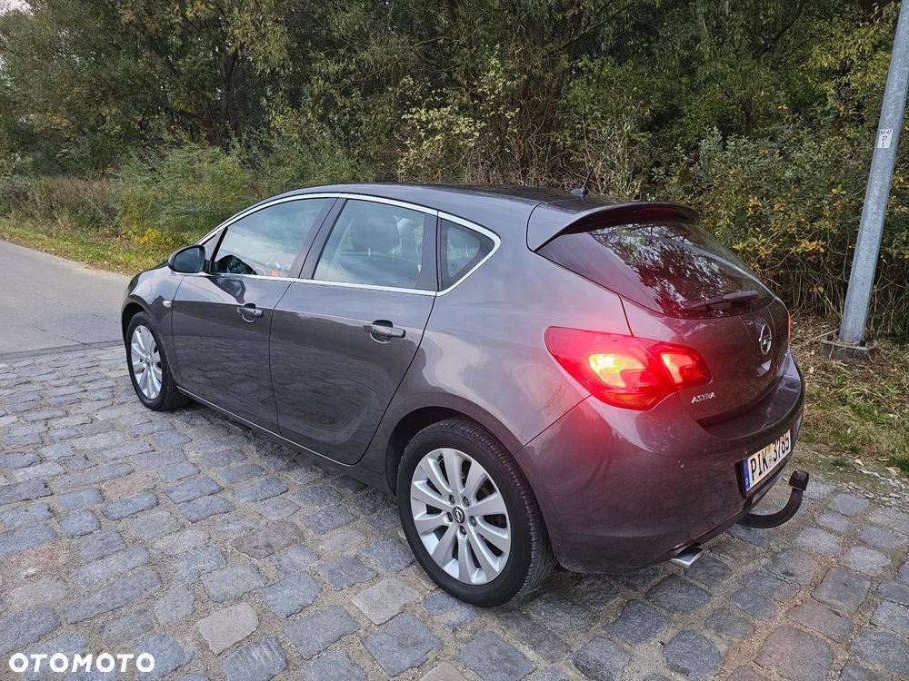 Opel Astra 2010 photo 5