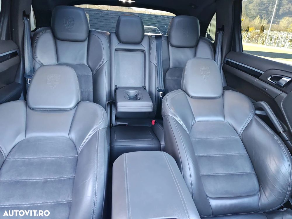 Porsche Cayenne 3.0 L - 4