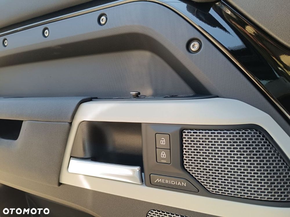 Land Rover Defender - 30