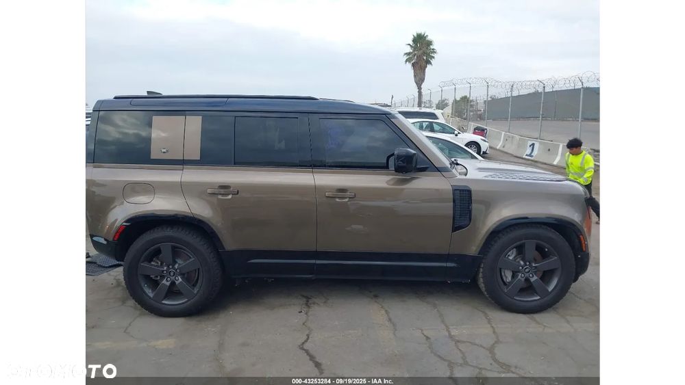 Land Rover Defender - 4