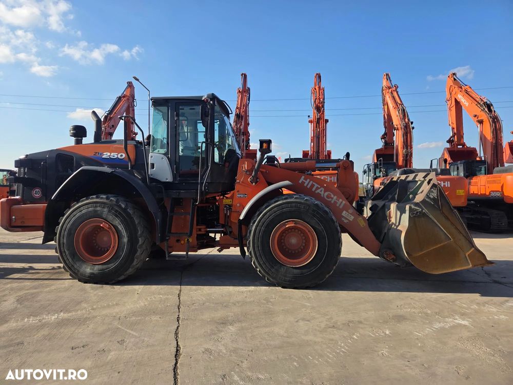 Hitachi ZW250-6, 2021, 7.117h, 23.578km, cupa 4mc, gresare automata, Masa operationala 21,4t, anv MICHELIN 60% ok, camera spate, GPS in romana, posibilitate leasing 4 ani, 200 CP, consum mediu 11,3l/h, revizii facute-PROMOTIE 91.900 EUR+Tva - 3