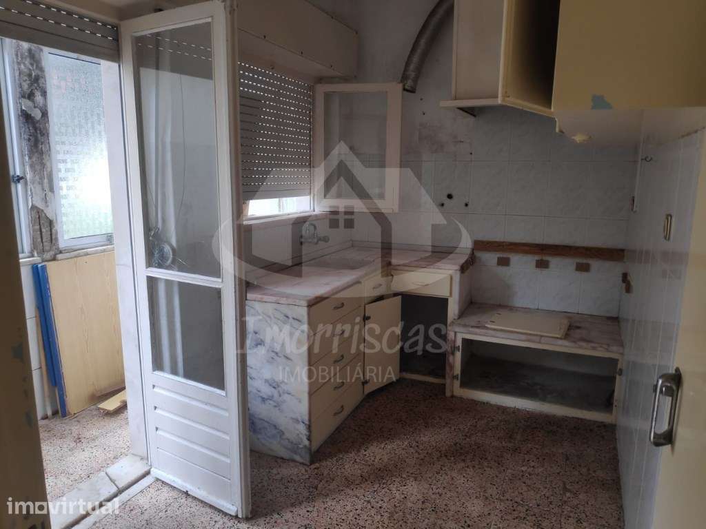 Apartamento T2 para obras totais, com logradouro, perto da estação ... - Grande imagem: 4/7