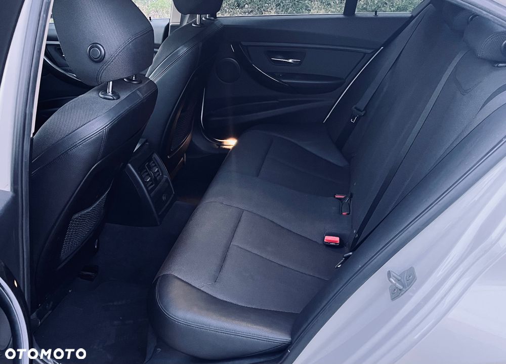 BMW Seria 3 320d Luxury Line - 11