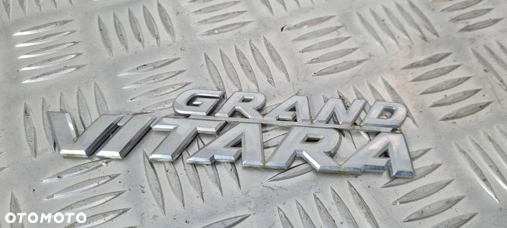Suzuki Grand Vitara II Emblemat Klapy Bagażnika - 1