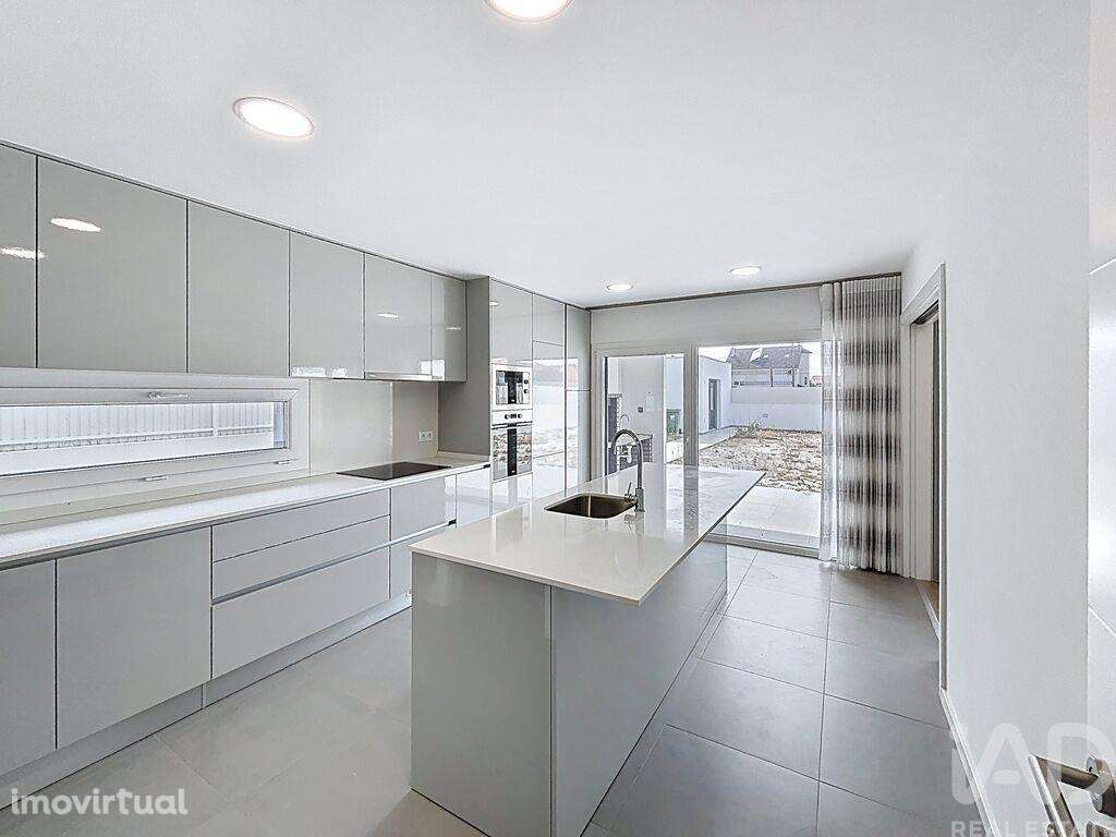 Casa T4 em Fernão Ferro de 217,00 m2 - Grande imagem: 3/30