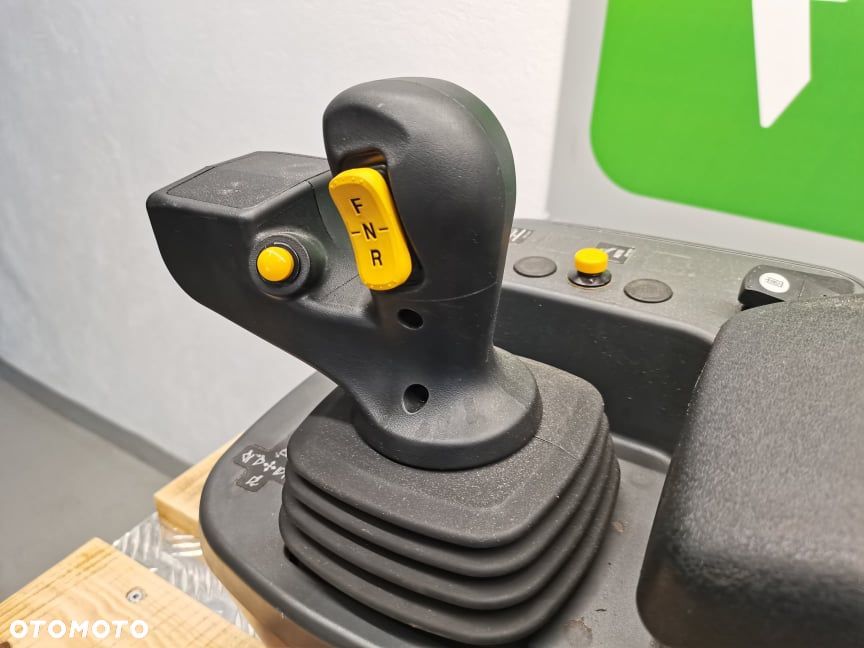 Podłokietnik z joystickiem Cat 924K - 5