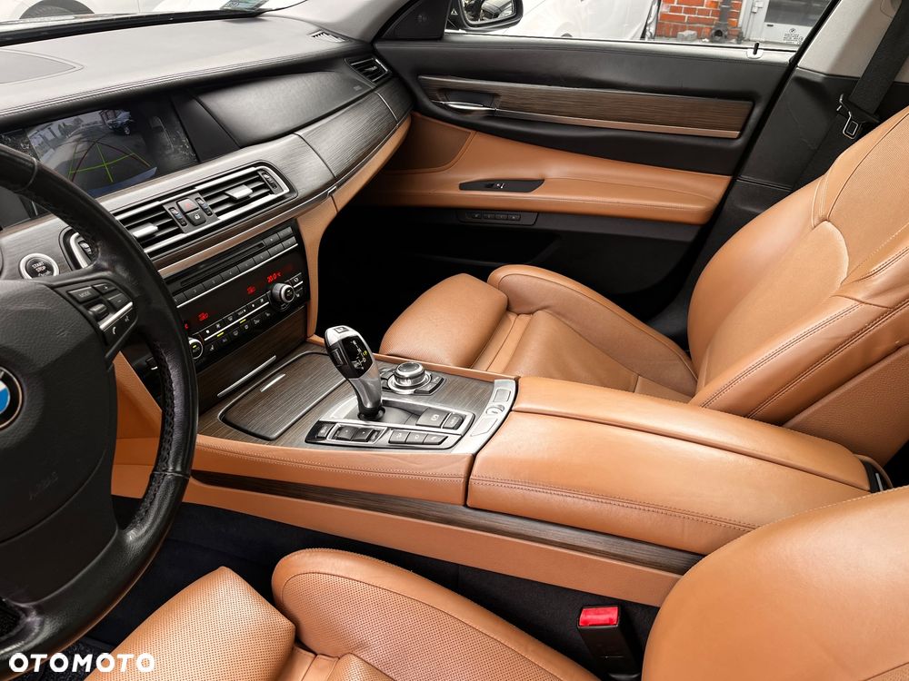 BMW Seria 7 750i xDrive - 24