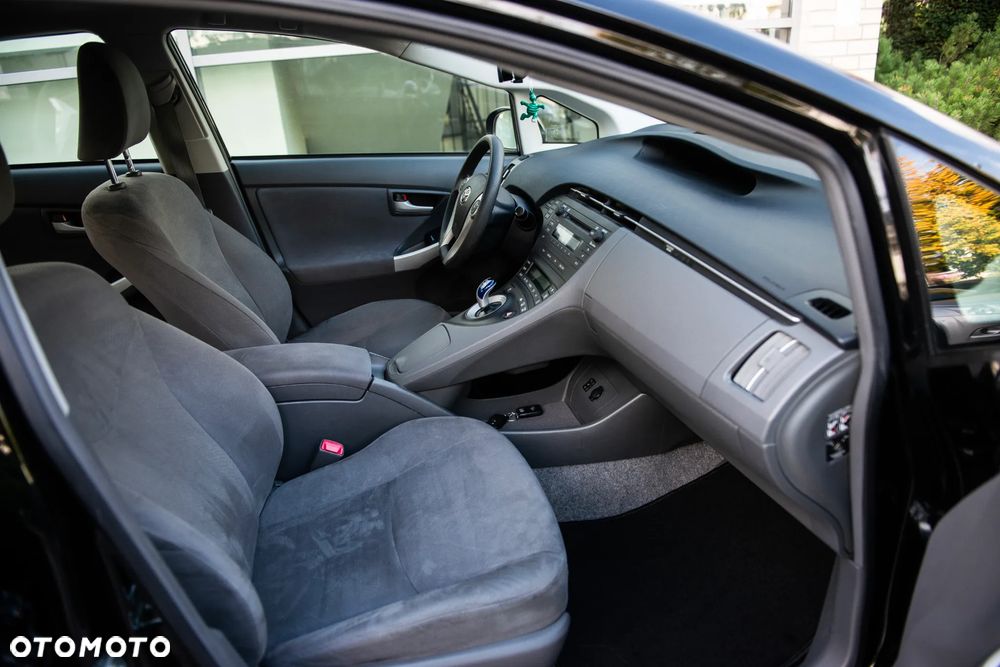 Toyota Prius (Hybrid) Executive - 25