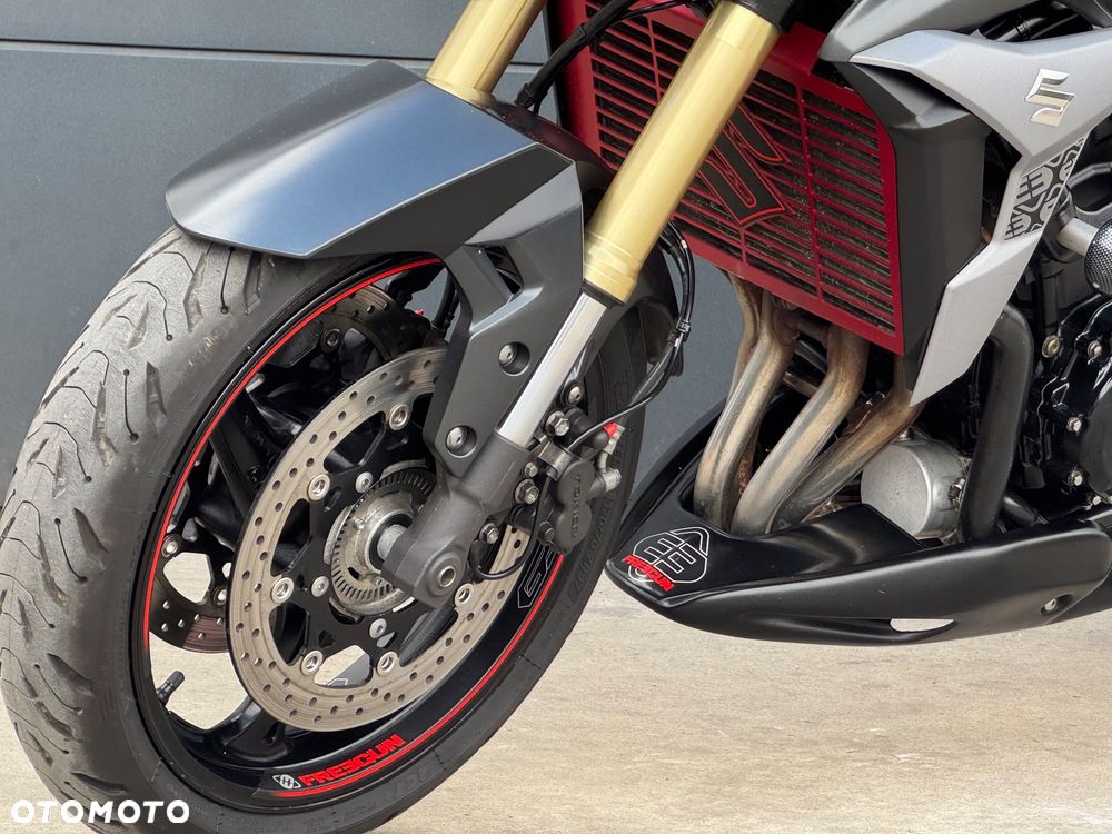 Suzuki GSR - 32