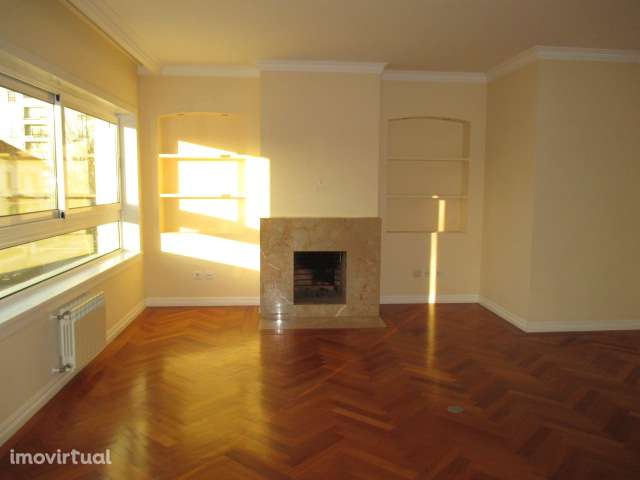 T2 com varanda, garagem e elevador em Coimbra - Grande imagem: 3/27