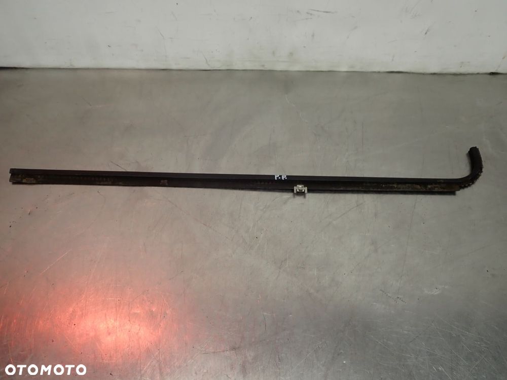 USZCZELKA SZYBY DRZWI PRAWY PRZÓD VOLKSWAGEN T3 - 1