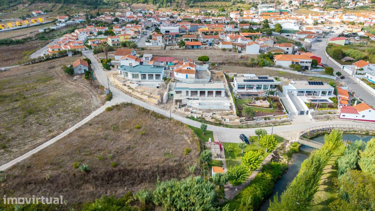 Moradia T4 com piscina em lote de 759m2 em Amoreira Óbidos - Grande imagem: 2/47