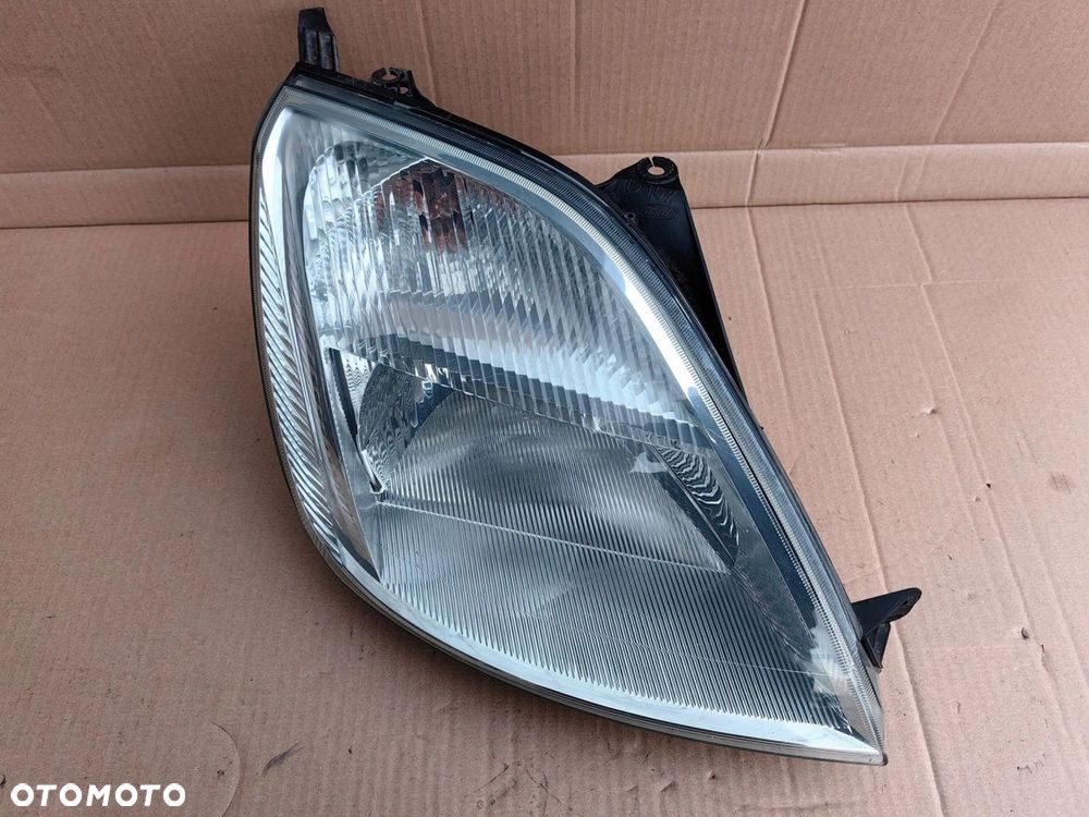 Lampa PRAWA prawy przód Ford Fiesta MK5 MK6 2S6X-13W029-AJ oryginalna - 2