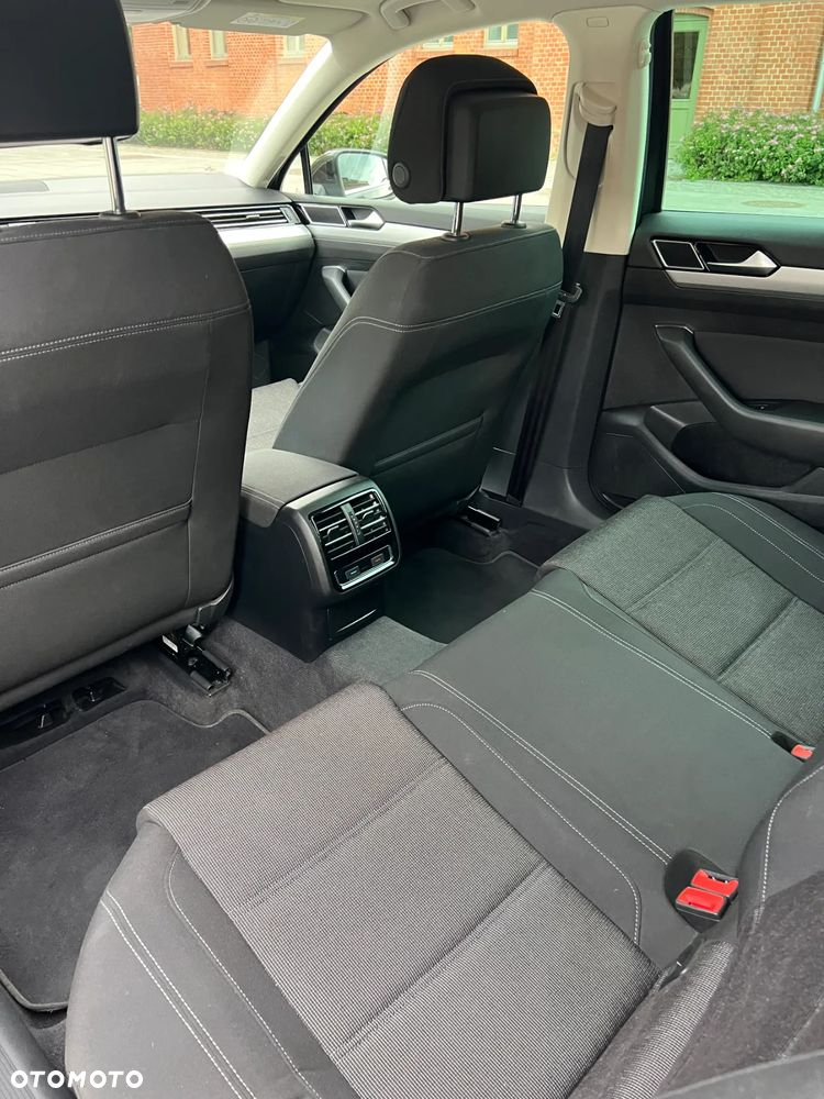 Volkswagen Passat Variant 1.6 TDI SCR DSG Trendline - 12
