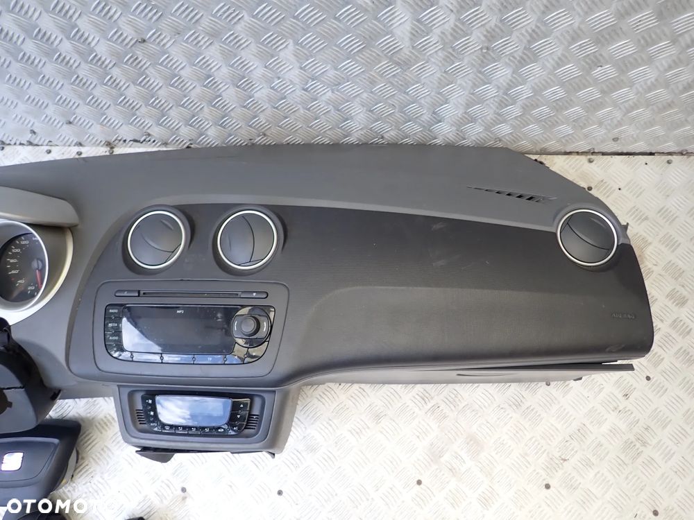 KOKPIT DESKA ROZDZIELCZA SEAT IBIZA IV ,WERSJA 5 DRZWIOWA  Z PASAMI - 2