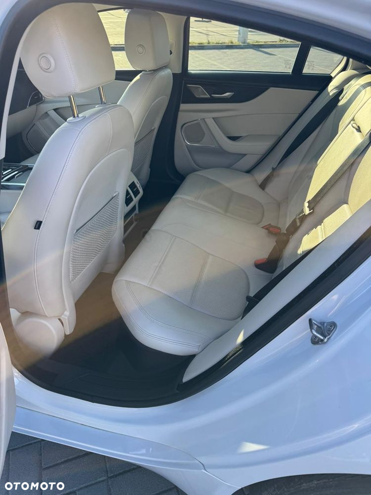 Jaguar XE - 24