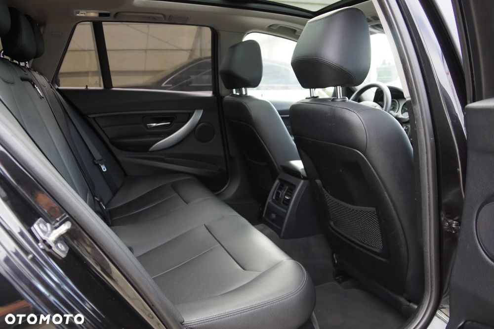 BMW Seria 3 320d Touring xDrive - 32