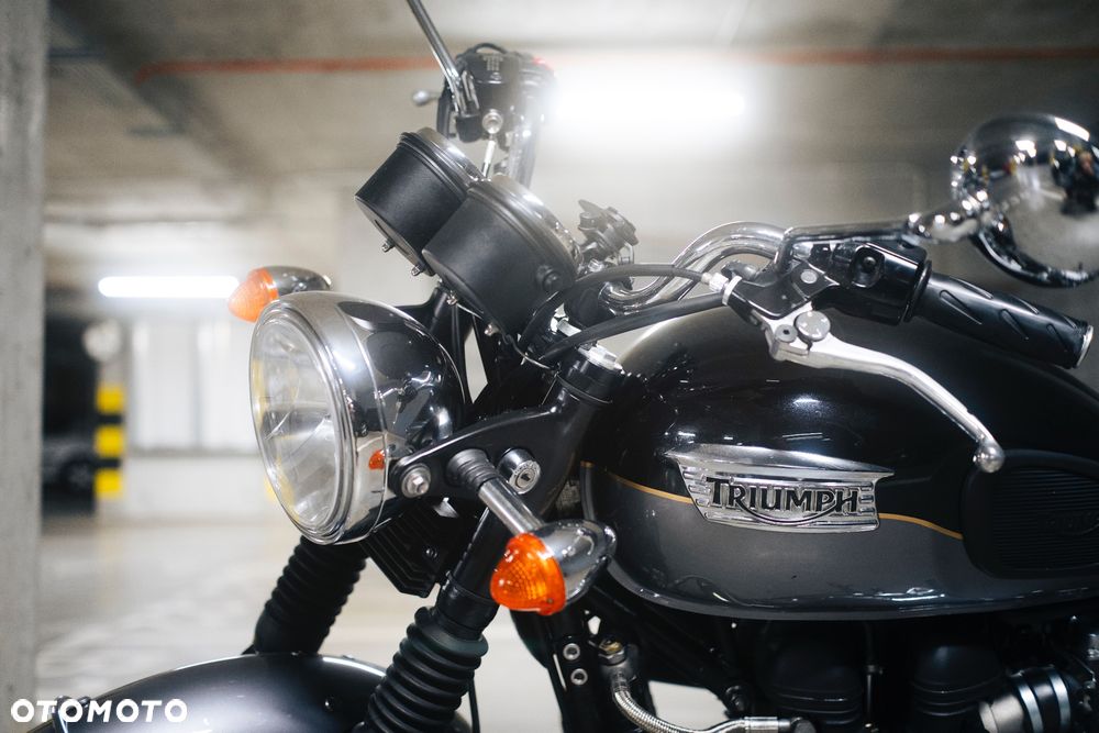 Triumph Bonneville - 13