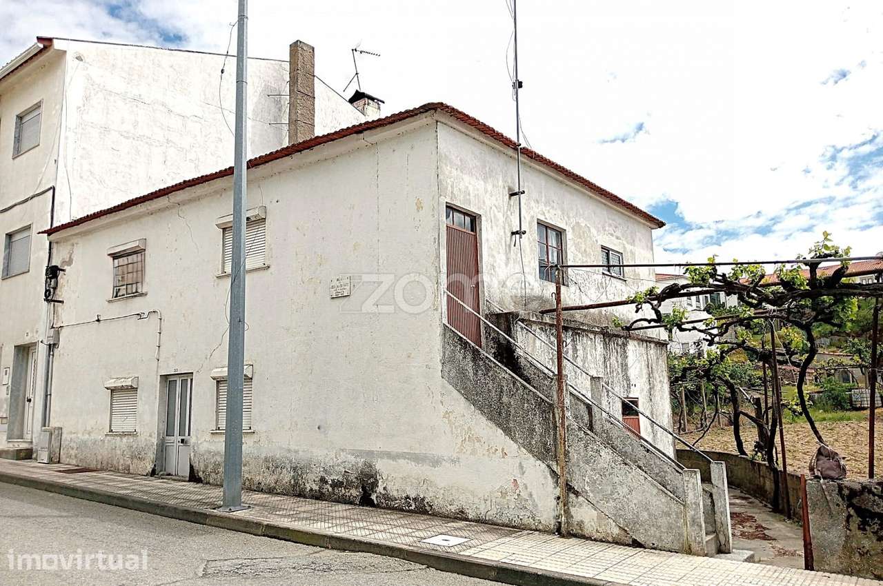 Moradia para reconstruir no centro de Miranda do Douro - Grande imagem: 3/17