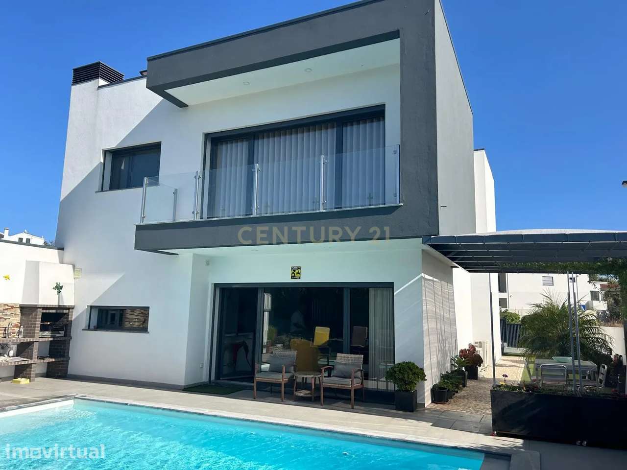 MORADIA ISOLADA na CAPARICA T4 c/ 3 SUITES, PISCINA AQUECIDA e PAINÉIS - Grande imagem: 2/60