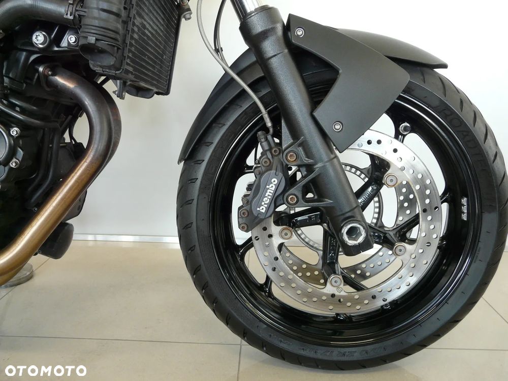 BMW F - 22