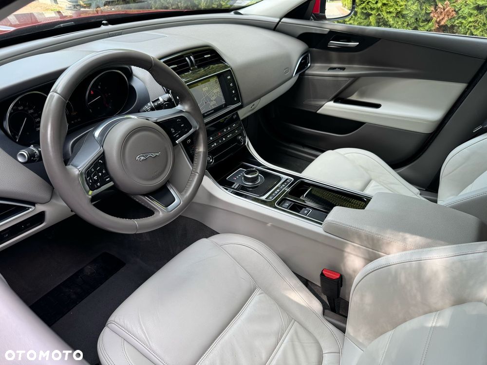 Jaguar XE ver-2-0-d-awd-portfolio - 18